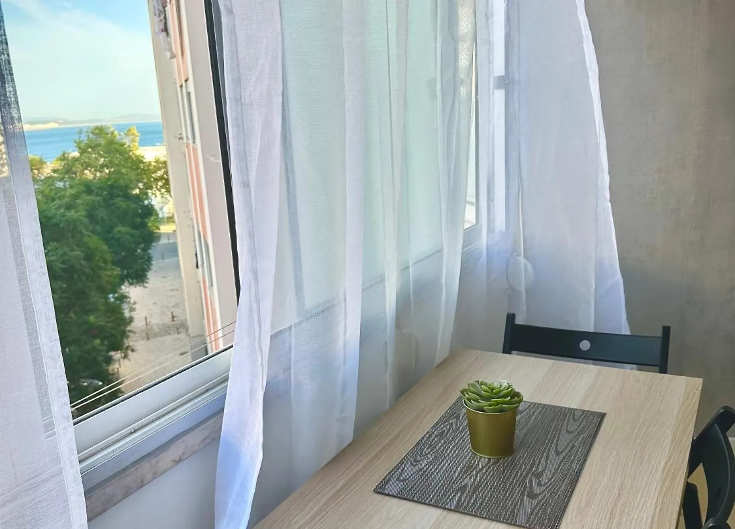 Sea View Apartment & 4 Minutes Walk To The Beach Paco de Arcos Portugal